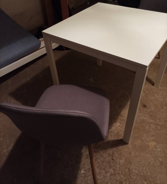 Ikea asztal 2db szkkel 