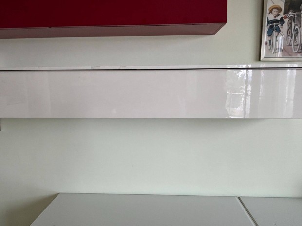 Ikea fali szekrény 2db fehér 2db bordó (20 000 Ft/db) magasfényű