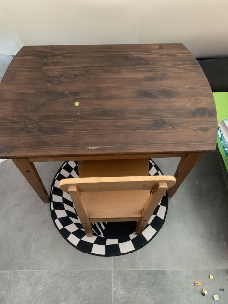 Ikea gyerek asztal 2db szkkel elad