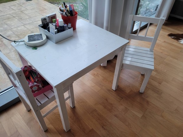 Ikea gyerek tmrfa asztal, 2 szkkel