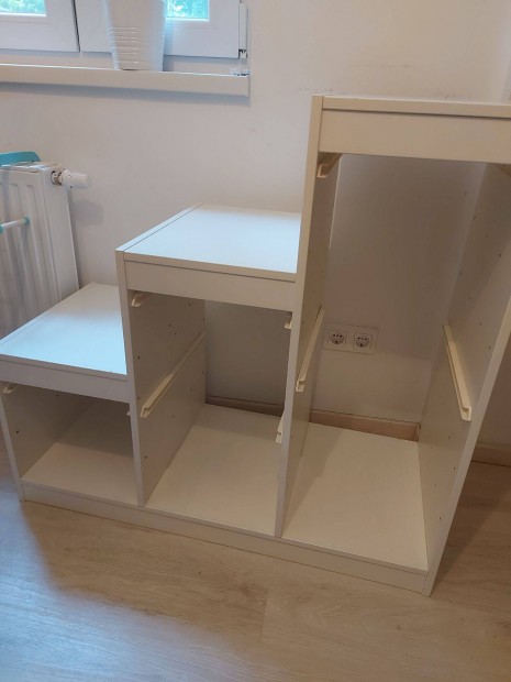 Ikea lépcsőzetes polc dobozokkal