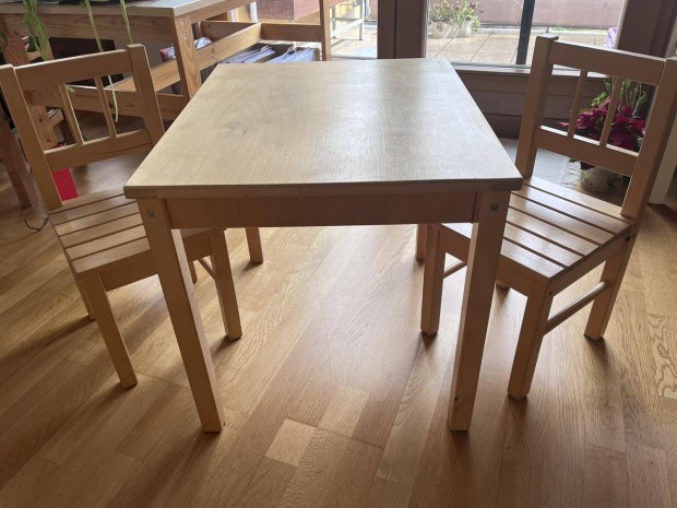 Ikea svala gyerek asztal 2 szkkel 