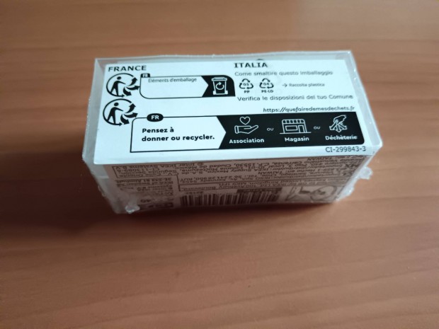 Ikeás Betydlig konzolok és Raffig záróelem