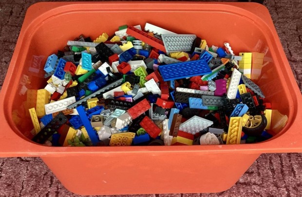 Ikes rekesznyi Lego Classic darabok. 5 kg
