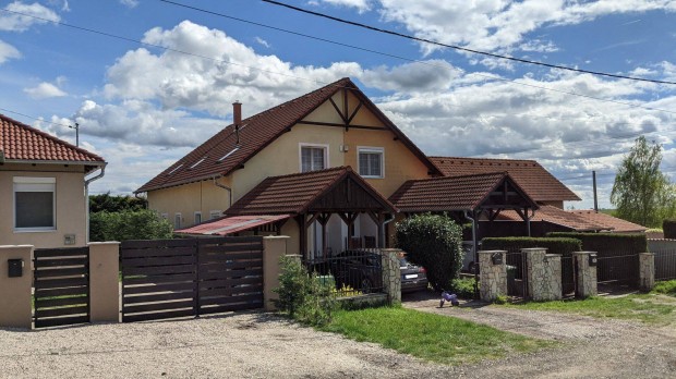 Ikerhz Kistarcsn (134nm, 5 szoba, 4 kocsibell)