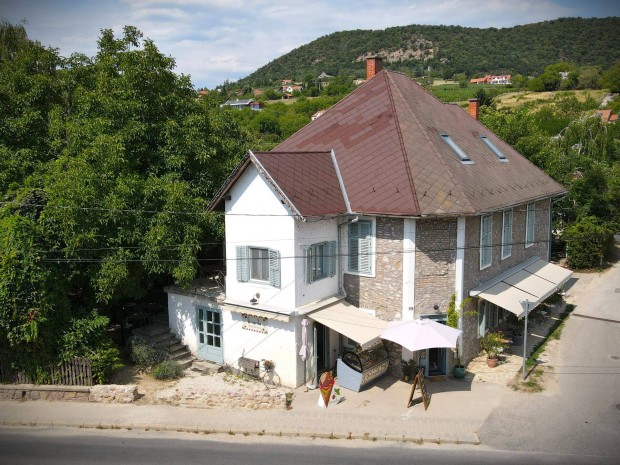 Ikonikus vend�gl�t�hely a Balaton partj�n!