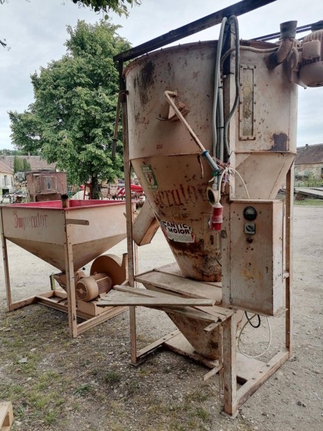 Imperator 500 kg.-os tápkeverő darálóval egybeépítve