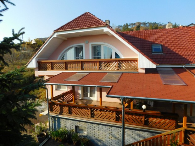 Impoz�ns, BALATONI panor�m�s  csal�di h�z Balatongy�r�k�n