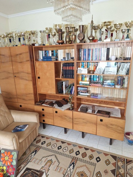 Impoz�ns szekr�nysor, b�rr�sszel, doh�nyz� asztallal fill�res �ron