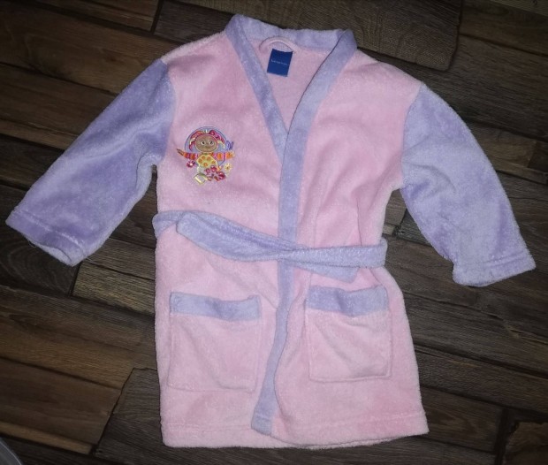 In the Night Garden, Upsy Daisy rózsaszínű-lila színű plüss köntös