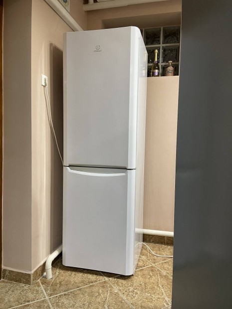 Indesit 334l htszekrny