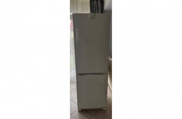 Indesit Danfoss fehér szabadon álló kombinált hűtőszekrény