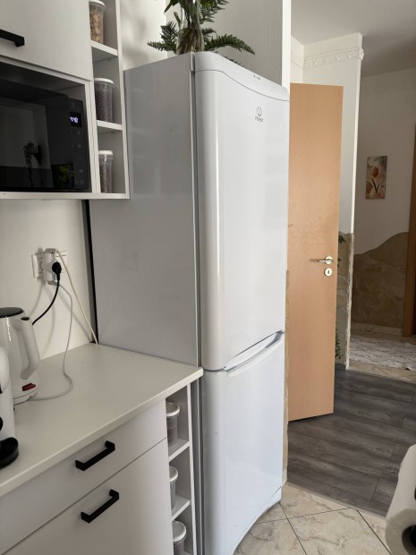 Indesit kombinált fehér hibátlanul működő hűtőszekrény