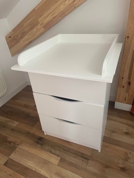 Ingyen elvihet� haszn�lt, kiv�l� �llapot� kom�d levehet� pelenk�z�val