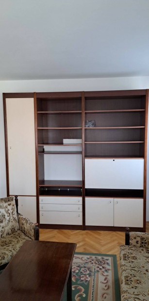 Ingyen elvihet� szekr�nysor Kecskem�tr�l