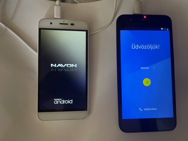 Ingyenes szlltssal 2 db Navon Mizu D504 Google fikos telefonok