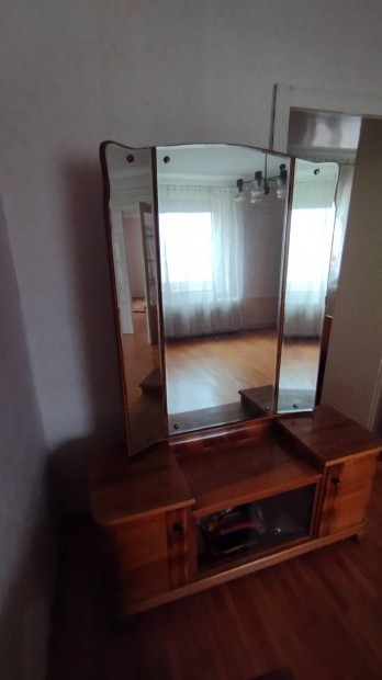 Ingyenesen elvihet� antik t�kr�s szekr�ny