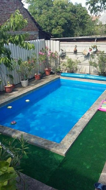 Inot�n k�t szintes, medenc�s csal�di h�z elad�