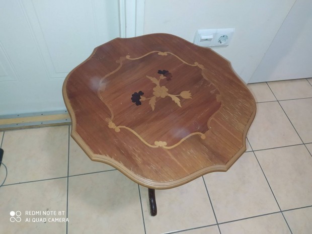 Intarzis kerek fa asztal