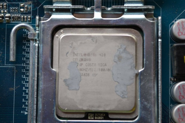 Intel Celeron Processor, ddr 512, kisfloppy, dvd rom, tpegysg, ht