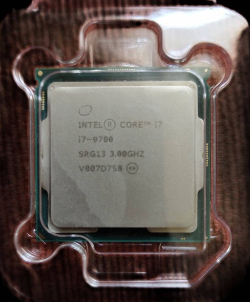 Intel I7 9700 processzor
