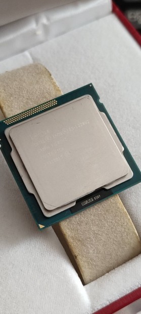 Intel Xeon 4-Core E3-1220 v2 3.1GHz LGA1155 Processzor