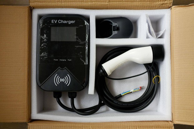 Intelligens fali ev t�lt� 11 kw, 3 f�zis, wifis, 5 m�ter Type 2, RFID