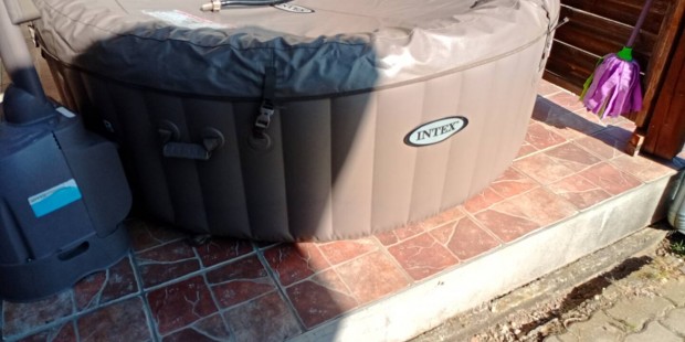 Intex jakuzzi medence 