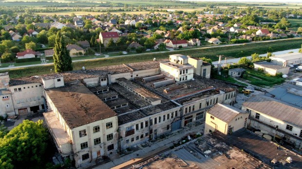 Ipari ingatlan Simontorny�n elad�!