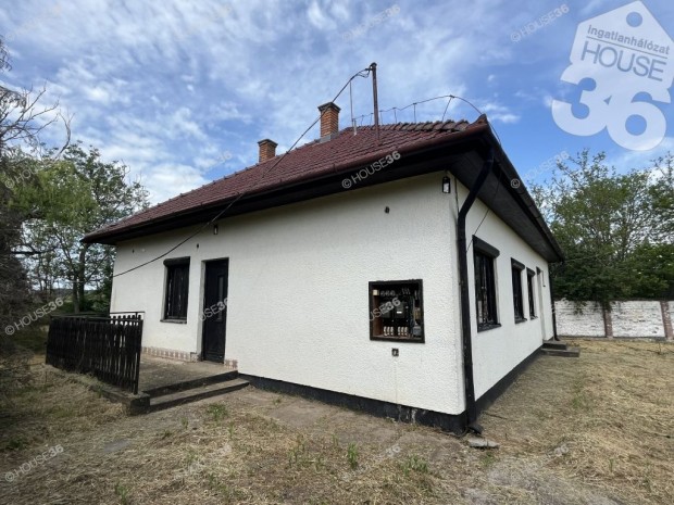 Ipari ingatlan, nagy telekkel az 5-�s sz�m� f��t mellett!