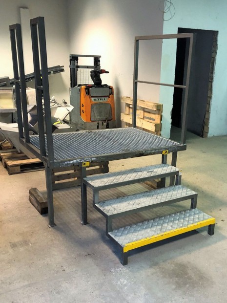 Ipari pódium, lépcsős dobogó védőkorláttal 1x1,5m /ct1452