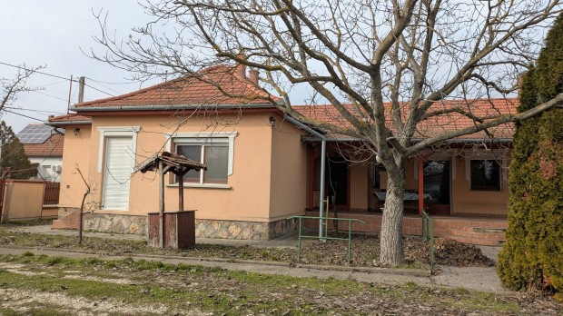 Ipari tev�kenys�gre �s l� tart�sra alkalmas ingatlan egy�ttes elad� 