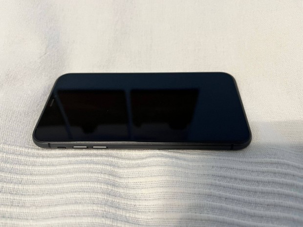 Iphone 11 64 GB, fekete, 95%-os akksival - jszer + gyri fles