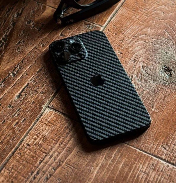 Iphone 15 Pro texturált Carbon Fiber Skin - Fekete