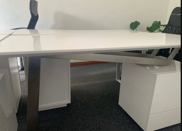 �r�asztal (Xxxlutz) magasf�ny� feh�r 3 fi�kos r�sszel