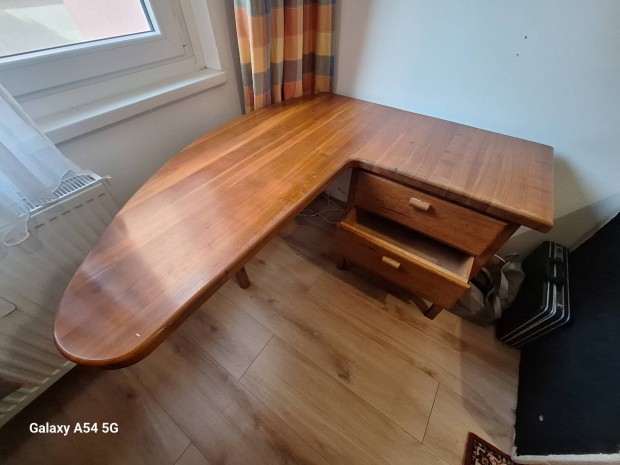 Iróasztal cseresznyefa lappal