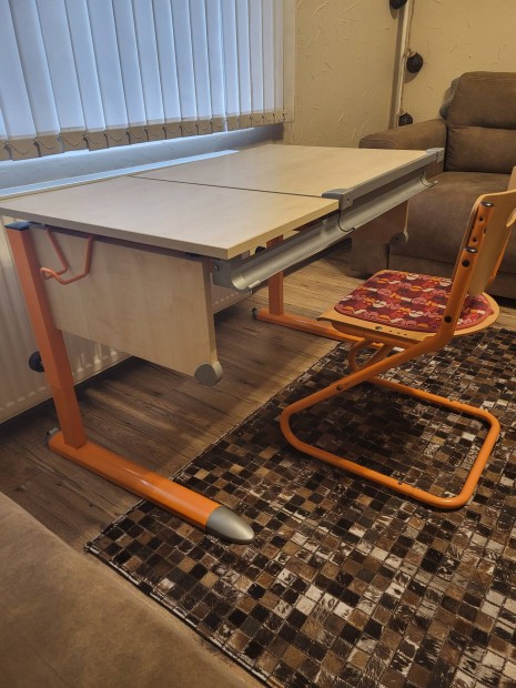 Íróasztal dönthető rajzasztal székkel Kettler