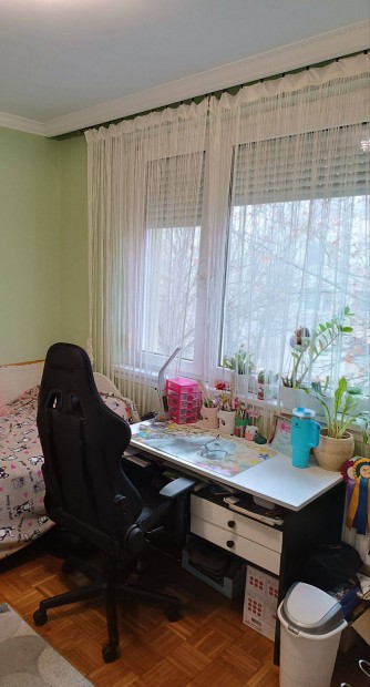 �r�asztal elad�