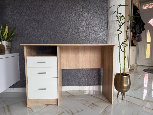 �r�asztal elad�