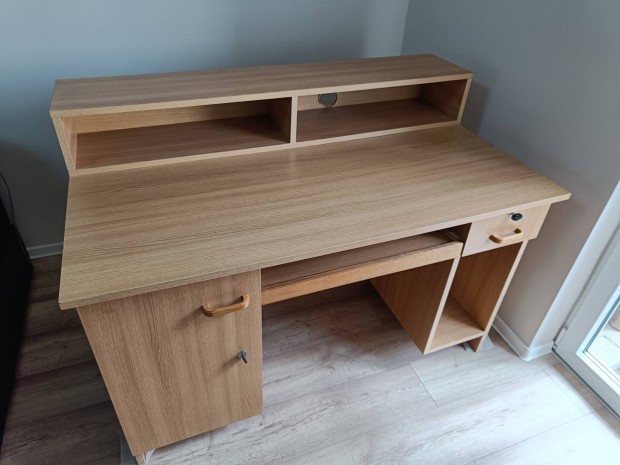 �r�asztal massz�v, er�s.