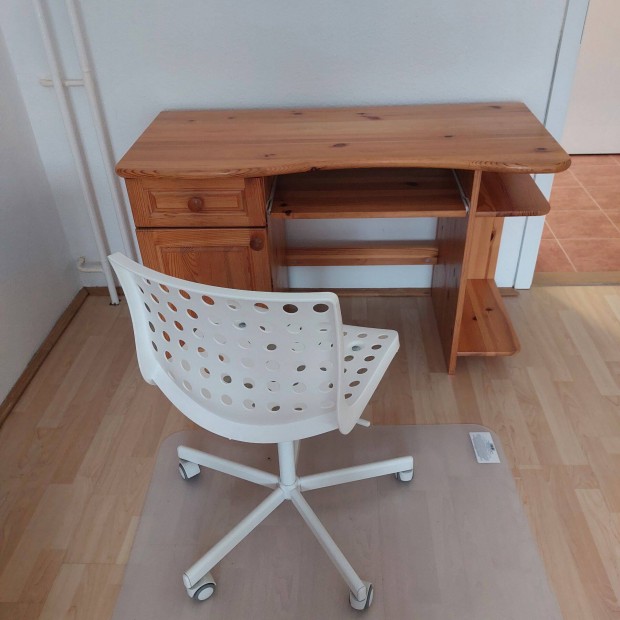 �r�asztal sz�kkel