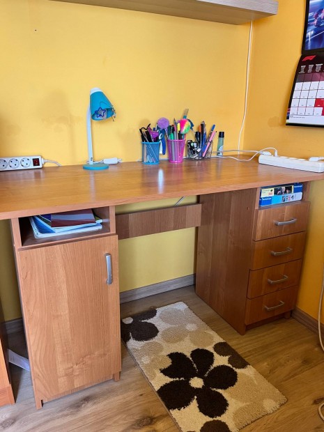 �r�asztal sz�p �llapotban