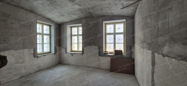 Iroda- egyed�l�ll� t�rt�nelmi k�rnyezetben!