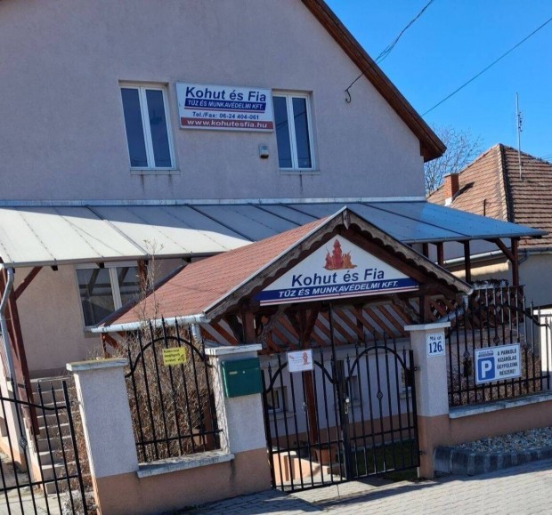 Iroda erk�llyel az emeleten. 110 n�gyzetm�ter, m�rciust�l