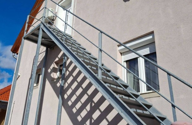 Iroda erk�llyel az emeleten. 110 n�gyzetm�ter, m�rciust�l