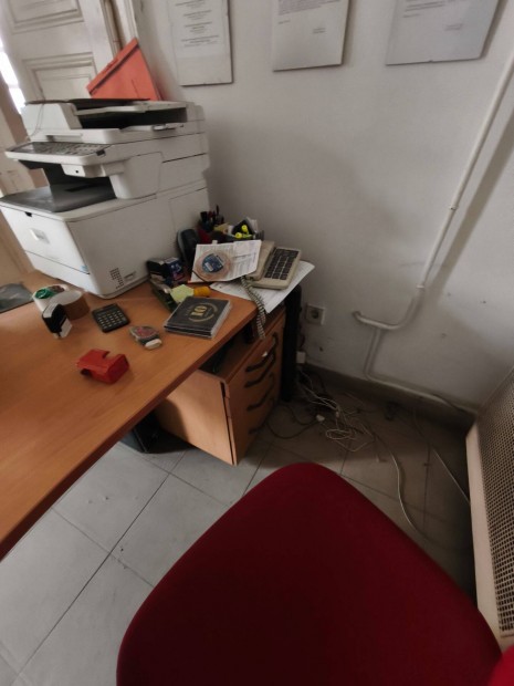 Irodabútok, elektronikai eszközök eladók