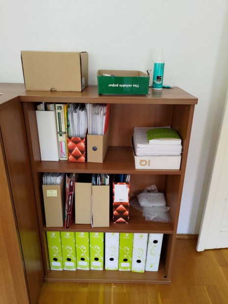 Irodai kisebb polcos szekrény