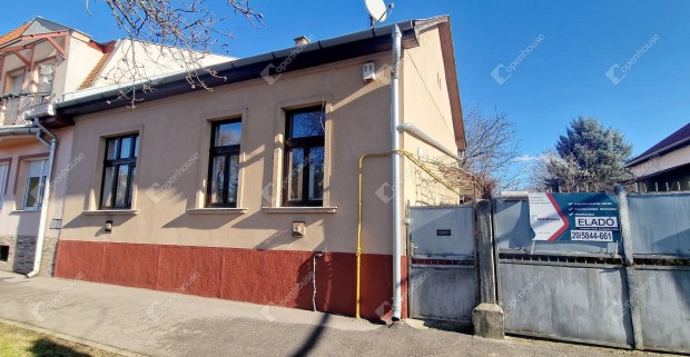 Irodának is alkalmas családi ház garázzsal a belváros közelében eladó
