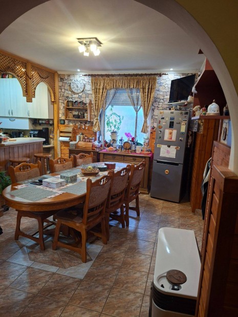 Irod�nk egy szuter�nos csal�di h�zat k�n�l megv�telre Fels�t�rk�nyban!