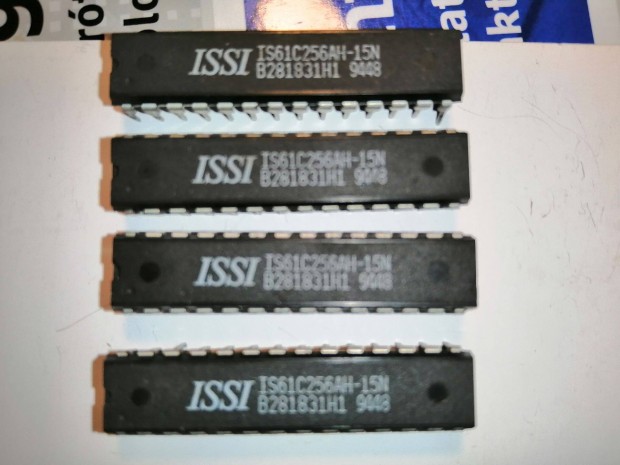 Issi Is61C256AH-15N Chip